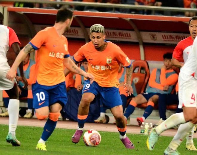 上海申花大胜山东鲁能，取得连胜
