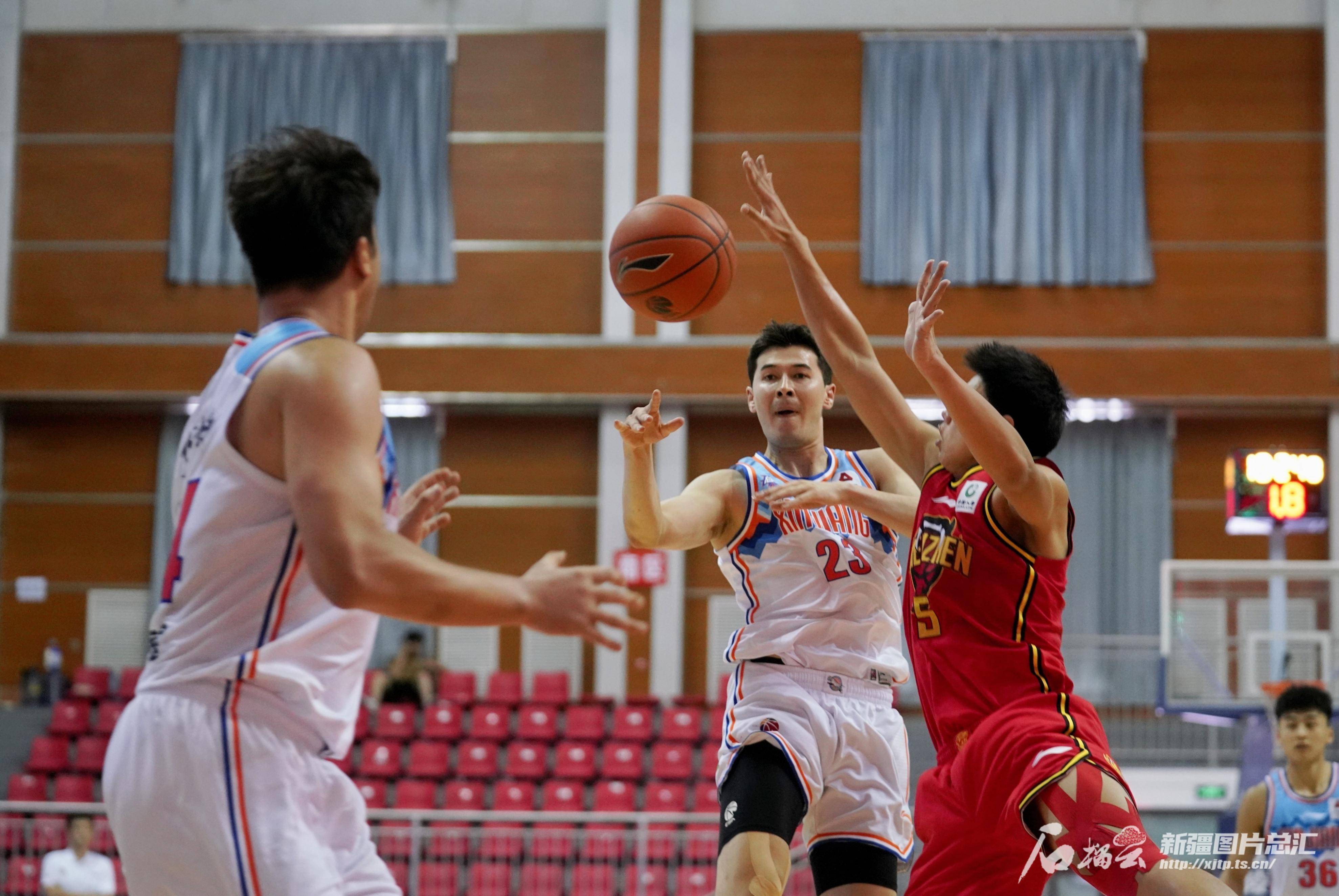 球队战术灵活转换，比赛节奏频频调整