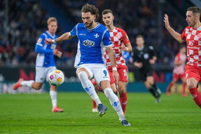 弗赖堡队备战下一场关键比赛 弗赖堡队备战下一场关键比赛