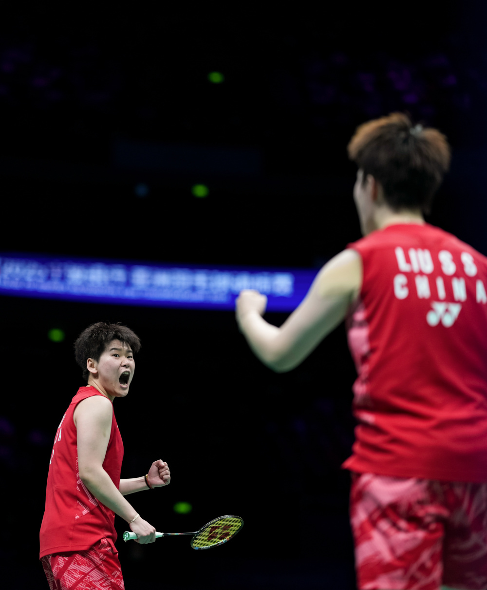 羽毛球决赛场内热闹,中国选手完胜对手的简单介绍 羽毛球决赛场内热闹,中国选手完胜对手的简单介绍