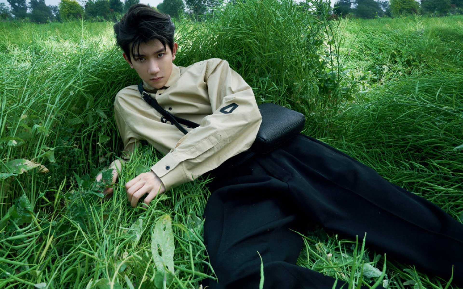 非常有意思。关键词年度焦点之战和曼联轻取墨西哥组合在一起，本身就带着一种强烈的冲突感和戏剧性—因为墨西哥是国家队，而曼联是俱乐部。这场不存在于现实赛程的比赛，恰恰为我们提供了一个绝佳的创作空间